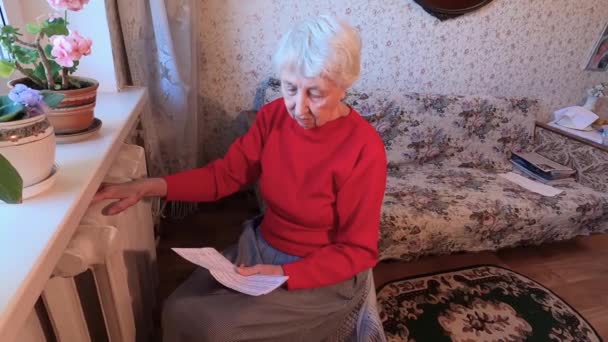 Starší Žena Držící Účet Plyn Před Topným Radiátorem Platba Vytápění — Stock video