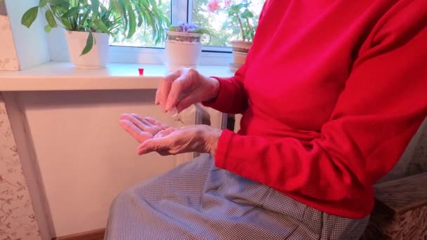 Mulher Adulta Sênior Segurando Pílulas Analgésicas Mão Feminina Derramando Duas — Vídeo de Stock