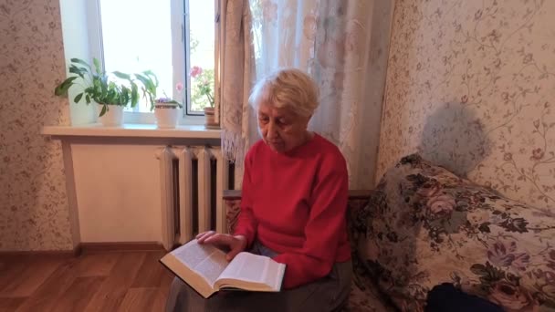 高年级的高加索女人在家看书 — 图库视频影像