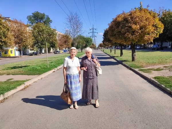 Dos Señoras Mayores Yendo Por Calle City Vista Mujeres Maduras — Foto de Stock