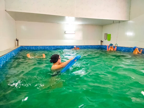 Meninos Bonitos Criança Chutando Pés Trajes Natação Usar Óculos Natação — Fotografia de Stock