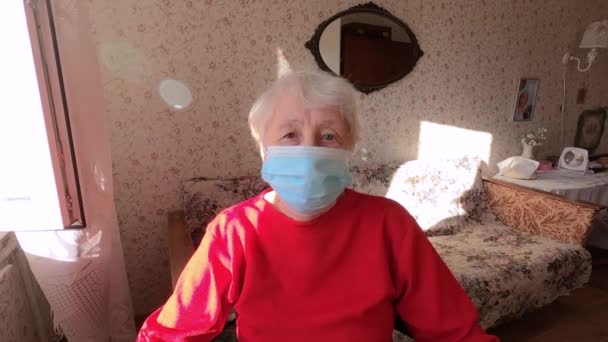 Covid Concepto Salud Seguridad Pandemia Anciana Solitaria Con Máscara Médica — Vídeos de Stock