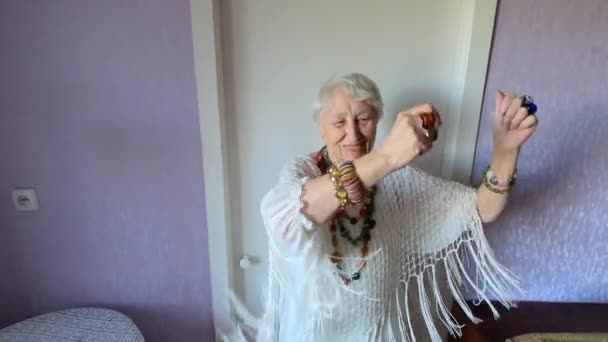 Gelukkig Glimlachen Grappige Senior Vrouw Dragen Kralen Dansen Thuis — Stockvideo