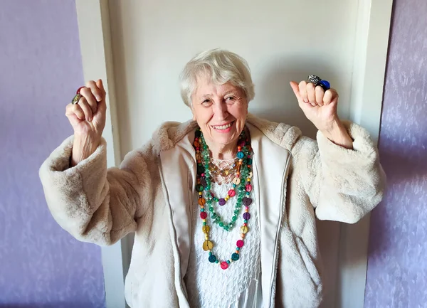 Feliz Sonrisa Divertida Mujer Mayor Con Cuentas Bailando Casa — Foto de Stock