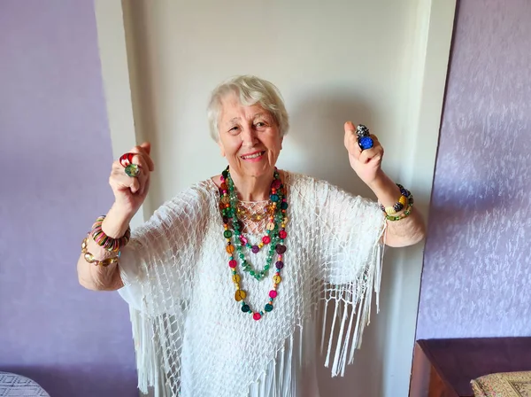 Feliz Sonrisa Divertida Mujer Mayor Con Cuentas Bailando Casa — Foto de Stock