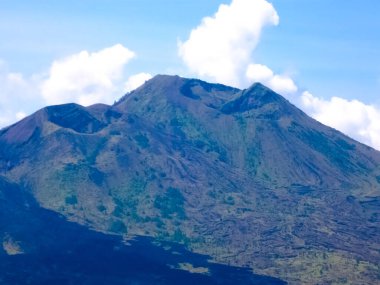 Batur yanardağının gündüz manzarası, Bali adası.