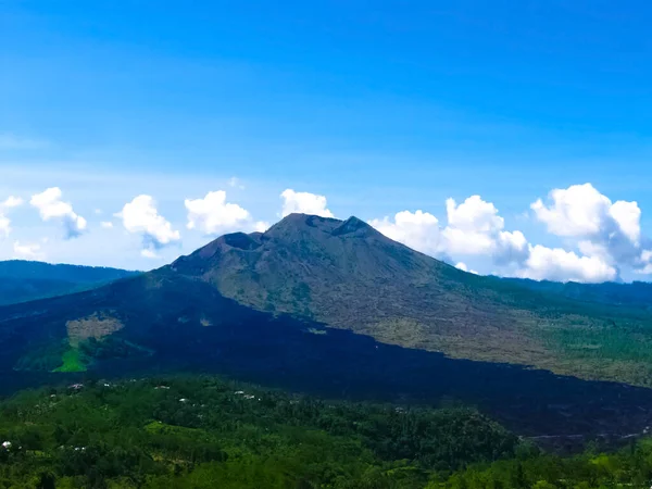 巴厘岛巴图尔火山的日全景 — 图库照片