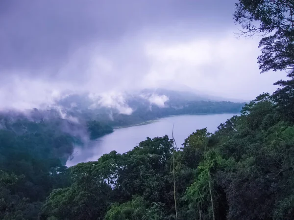 云中的山 印度尼西亚巴厘Bratan湖 — 图库照片