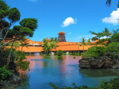 Bali, Endonezya - 25 Aralık 2008: Endonezya 'da Ayodya Resort Bali' de Lagün ve park