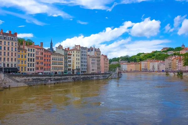 Sona nehrinden köprüye ve Lyon şehrine, Fransa manzarası