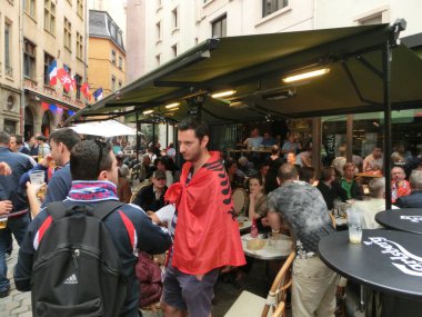 Lion, Fransa - 16 Haziran 2716: La Grande Traboule 'daki kafedeki insanlar. Sorunlar, ipek üreticileri ve diğer tüccarlar tarafından kullanıldıkları Lyon şehrinde bir çeşit geçittir..