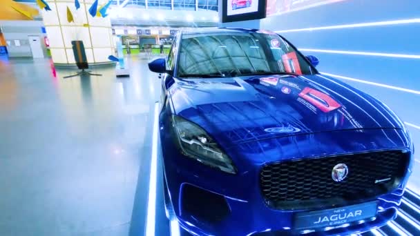 Kyiv, Ukraina - 17 Agustus 2020: Mobil Jaguar di Kyiv, Ukraina — Stok Video