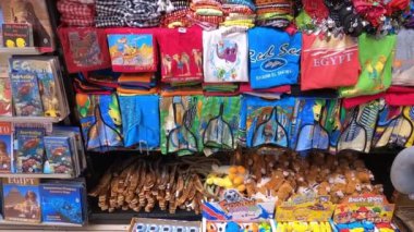 Sharm El Sheikh, Mısır - 15 Eylül 2020: 15 Eylül 2020 Mısır 'da Sharm El Sheikh, Mısır hediyelik eşya dükkanında yerel hediyelik eşya dükkanı