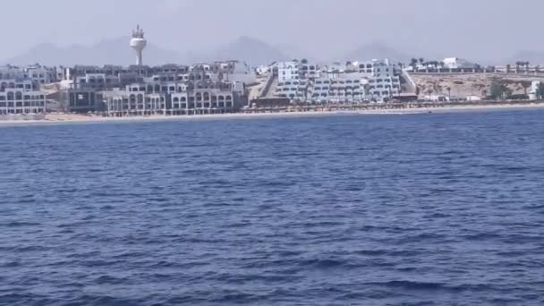 埃及沙姆沙伊赫 2020年9月20日 2020年9月20日从埃及游艇上俯瞰沙姆沙伊赫海岸的男爵度假胜地和酒店 — 图库视频影像