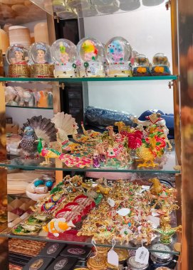 Sharm El Sheikh, Mısır - 15 Eylül 2020: 15 Eylül 2020 Mısır 'da Sharm El Sheikh, Mısır hediyelik eşya dükkanında yerel hediyelik eşya dükkanı