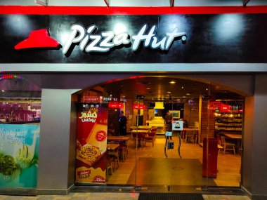 Sharm El Sheikh, Mısır - 13 Eylül 2020: Naama Körfezi 'nin popüler alışveriş ve eğlence bölgesinde 13 Eylül 2020 tarihinde Sharm El Sheikh, Mısır' da bilinmeyen kişiler Pizza Hut 'u ziyaret etti