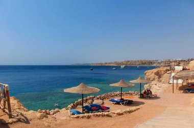 Sharm El Sheikh, Mısır - 14 Eylül 2020: 14 Eylül 2020 'de Mısır' ın Sharm El Sheikh kentindeki kumsalda dinlenen insanlar