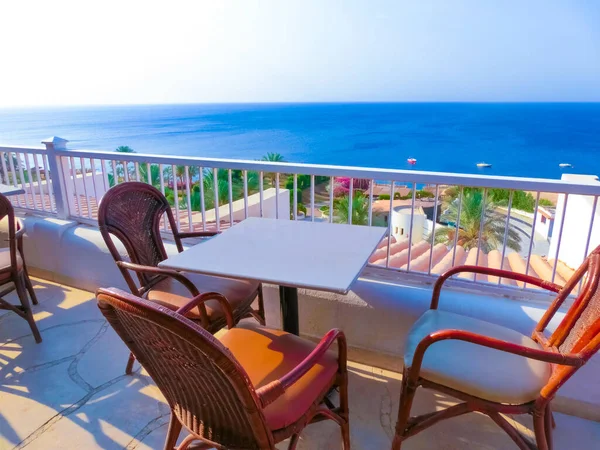 Deniz, sahil ya da sahile bakan restoran terası.