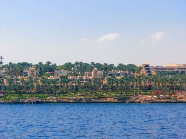 Sharm El Sheikh, Mısır - 10 Eylül 2020: 10 Eylül 2020 'de Mısır' ın Sharm El Sheikh kentindeki Hotel Four Seasons Resort 'un plaj ve park alanı. Denizden görünüm