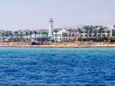 Covid-19 tatil köylerinden ve Sharm El Sheikh sahilindeki otellerden boş manzara, yattan manzara