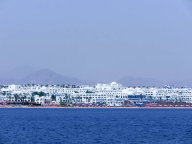 Covid-19 tatil beldeleri ve yattan Sharm El Sheikh sahilindeki otellerin boş manzarası