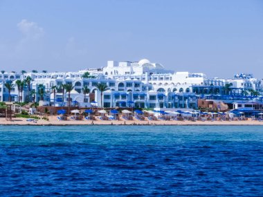 Covid-19 tatil beldeleri ve yattan Sharm El Sheikh sahilindeki otellerin boş manzarası