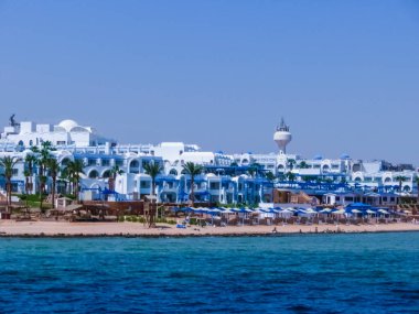 Covid-19 tatil beldeleri ve yattan Sharm El Sheikh sahilindeki otellerin boş manzarası