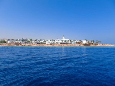 Covid-19 tatil beldeleri ve yattan Sharm El Sheikh sahilindeki otellerin boş manzarası