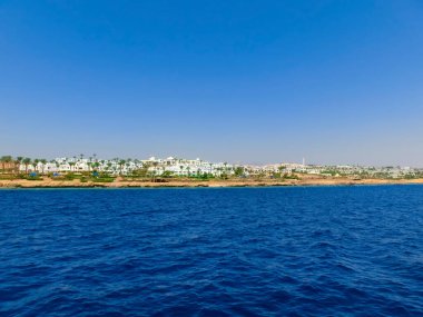Covid-19 tatil beldeleri ve yattan Sharm El Sheikh sahilindeki otellerin boş manzarası