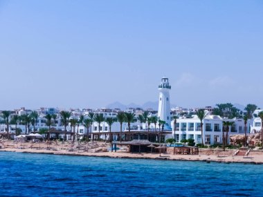 Covid-19 tatil beldeleri ve yattan Sharm El Sheikh sahilindeki otellerin boş manzarası