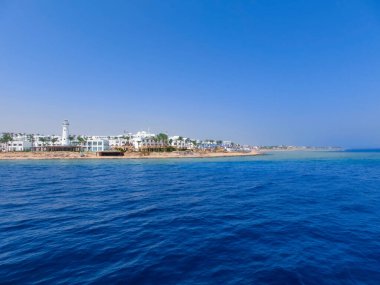 Covid-19 tatil beldeleri ve yattan Sharm El Sheikh sahilindeki otellerin boş manzarası