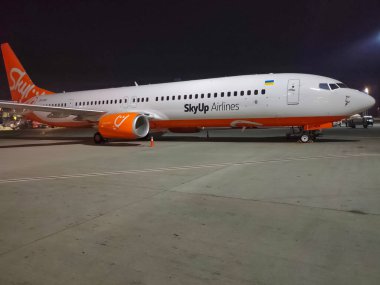 Borispol, Ukrayna - 6 Eylül 2020: SkyUp Airlines Boeing 737-800 uçakları Borispol, Ukrayna 'daki Borispol Uluslararası Havalimanı otoparkında 6 Eylül 2020