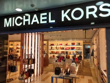 Borispol, Ukrayna - 6 Eylül 2020: Michael Kors Store Borispol, Ukrayna, 6 Eylül 2020. Michael Kors lüks bir el çantası ve aksesuar tasarımcısı. Kadınlar için klasik Amerikan spor kıyafetleri tasarlamasıyla tanınıyor..