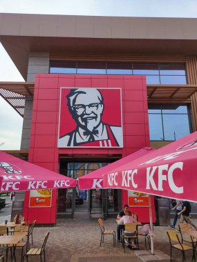 Kyiv, Ukrayna - 6 Eylül 2020: KFC Fast Food Meal. 6 Eylül 2020 'de Ukrayna' nın başkenti Kyiv 'deki dünya çapında ünlü Amerikan Restoranı