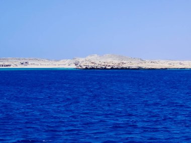 Mısır 'daki Ras Muhammad Milli Parkı' nda mavi suyu olan körfez