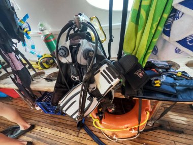 Sharm El Sheikh, Mısır - 10 Eylül 2020: Sharm El Sheikh, Mısır 10 Eylül 2020 tarihinde Sharm El Sheikh, Mısır 'daki Ras Mohamed Ulusal Parkı' ndaki yelkenli gemiye dalmak için dalgıç ekipmanları