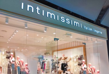 Kyiv, Ukrayna - 6 Eylül 2020: Kyiv, Ukrayna 'daki Intimissimi mağazası - 6 Eylül 2020. 1996 yılında başlatılan bir İtalyan giyim markasıdır. Kadın ve erkekler için sutyen, külot, iç çamaşırı, yelek, pijama üzerine uzmanlaşmıştır..