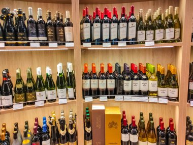 Kyiv, Ukrayna - 15 Eylül 2020 'de Ukrayna' nın Kyiv kentindeki vergisiz mağazanın raflarında farklı şişeler bulunan şarap dükkanı