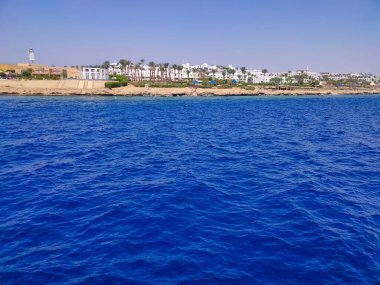 Covid-19 tatil beldeleri ve yattan Sharm El Sheikh sahilindeki otellerin boş manzarası