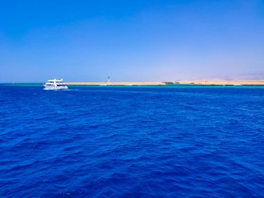 Mısır 'daki Ras Muhammad Milli Parkı' nda mavi suyu olan körfez