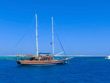 Kızıl Deniz 'deki Ras Mohamed Ulusal Parkı' nda turistlerle birlikte yelkenli gemi, Sharm El Sheikh, Mısır
