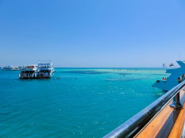 Kızıl Deniz 'in güzel yerindeki insanlar, Beyaz Ada. Ras Mohamed Ulusal Parkı Şnorkelli Tekne Gezisi. Sharm el Sheikh, Mısır 'da seyahat yerleri.
