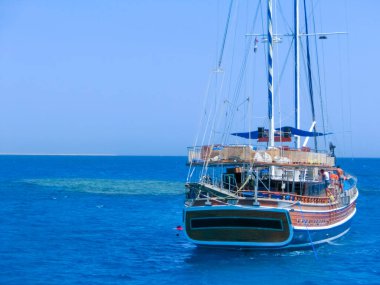 Kızıl Deniz 'deki Ras Mohamed Ulusal Parkı' nda turistlerle birlikte yelkenli gemi, Sharm El Sheikh, Mısır