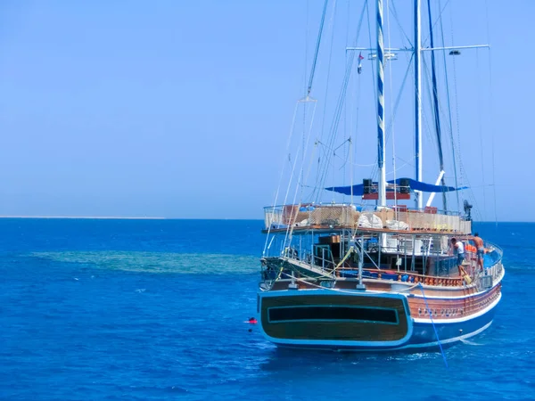 Kızıl Deniz Deki Ras Mohamed Ulusal Parkı Nda Turistlerle Birlikte — Stok fotoğraf