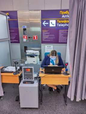 Borispol, Ukrayna - 6 Eylül 2020: 6 Eylül 2020 tarihinde Ukrayna 'nın Borispol kentindeki Uluslararası Havalimanı Boryspil veya KBP' de Covid-19 için yapılan PCR analizleri için yapılan testleri geçen istasyon. Geliş-Ayrılış zaman çizelgesi ve bir