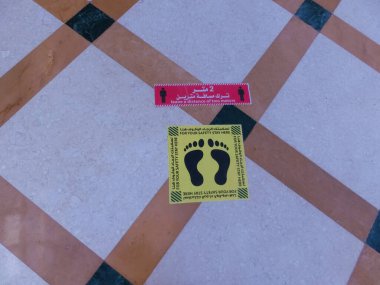 Mısır karantinada. Yerdeki yazıtlar - mesafenizi koruyun, burada durmayın. Covid-19 veya koronavirüs konsepti