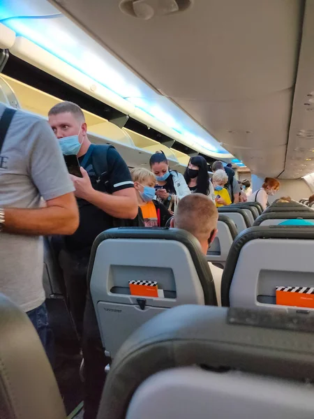 Borispol Ukraina September 2020 Passagerarna Bär Masker Flygplanet Från Borispol — Stockfoto