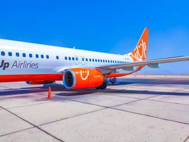 Sharm El Sheikh, Mısır - 15 Eylül 2020: SkyUp Airlines Boeing 737-800 uçağı 15 Eylül 2020 tarihinde Sharm El Sheikh, Mısır 'daki Uluslararası Havalimanı otoparkında