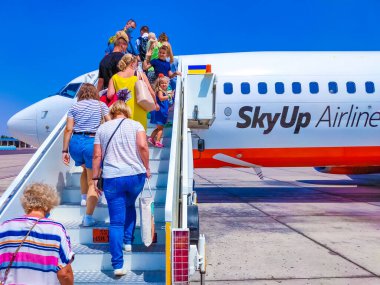 Sharm El Sheikh, Mısır - 15 Eylül 2020: İnsanlar 15 Eylül 2020 tarihinde Sharm El Sheikh, Mısır 'daki Uluslararası Havalimanı otoparkındaki SkyUp Havayolları Boeing 737-800 uçağına gidiyor