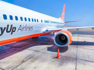 Sharm El Sheikh, Mısır - 15 Eylül 2020: SkyUp Airlines Boeing 737-800 uçağı 15 Eylül 2020 tarihinde Sharm El Sheikh, Mısır 'daki Uluslararası Havalimanı otoparkında